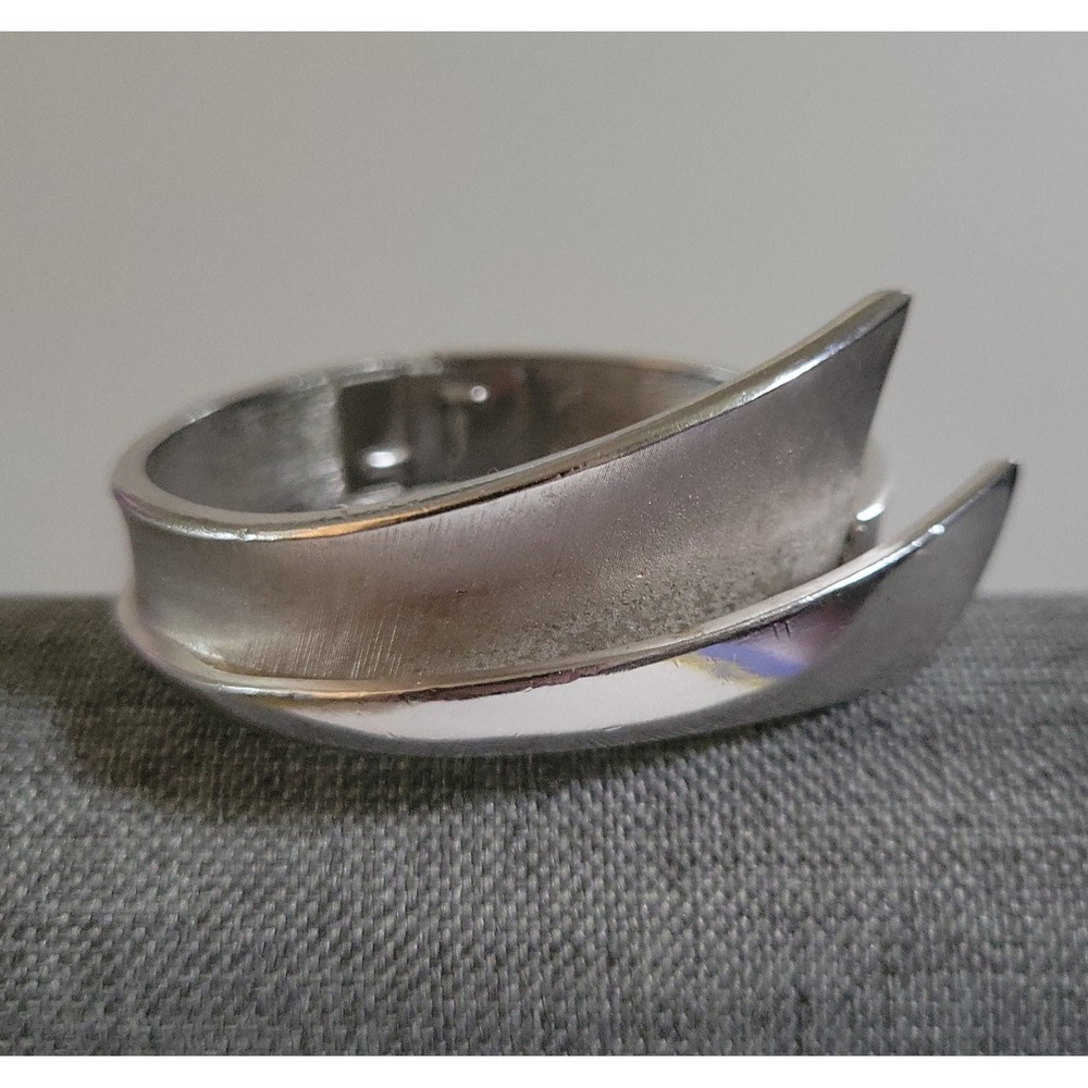 Silver Tone Sculptural Wrap Hinge Bangle Bracelet Size 6 Minimalist Cybercore